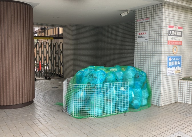 共有部分は、住民なら誰もが使える設備のこと。例えば駐車場やエレベーター、インターネット設備、セキュリティ設備などがあります。他にも、マンションの廊下・外部階段やエントランス・ゴミ置き場などがあります。
