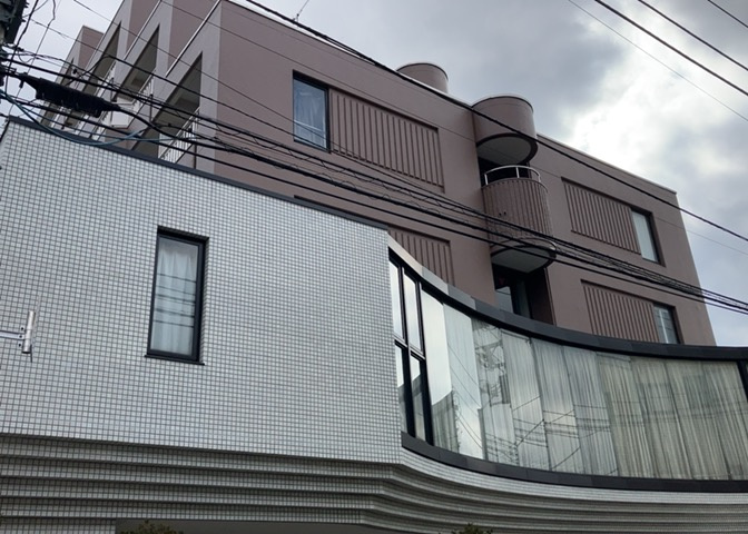 眺望の良さを楽しめるダイニングキッチンで家族団らんの時間を過ごしてはいかがでしょうか。バルコニーから見える景色を家族で眺める時間は、時間が経つのを忘れてしまいそうですね。是非、現地を見に行きましょう！