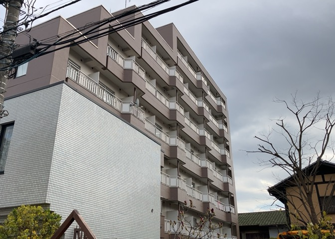 道幅が広い場所は日当たりや風通が良好です。幅が広いのですれ違いも可能ですし大きな車でも駐車可能！一方で、大型車が通ることも多くなるため交通量の増加により騒音に繋がります。また土地の値段が高くなります。
