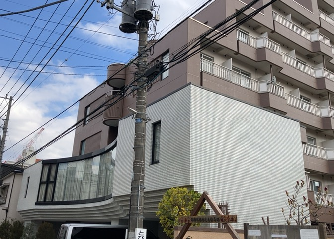 ＲＣ造、Reinforced　Concreteは直訳すると補強されたコンクリートです。主に柱や梁・床・壁が鉄筋とコンクリートで構成おり、鉄筋を組んだ型枠にコンクリートを流し込んで固めたものを指します。