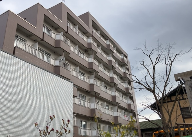 一般的なバルコニーは、奥行1.5ｍ程ですが、ワイルドバルコニーは2ｍまで広がっています。そのため洗濯物の間隔をあけ干すことができ、乾きやすいというメリットや、ガーデニングが楽しめる等の特徴があります。