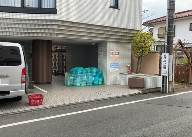 マンションの駐輪場は、事前に空きがあるか確認を取ると安心です。せっかく入居したのに駐輪スペースがない！なんてことになったら大変ですよね。そこで、内見時や購入前にはまず事前に確認しておくと良いでしょう。