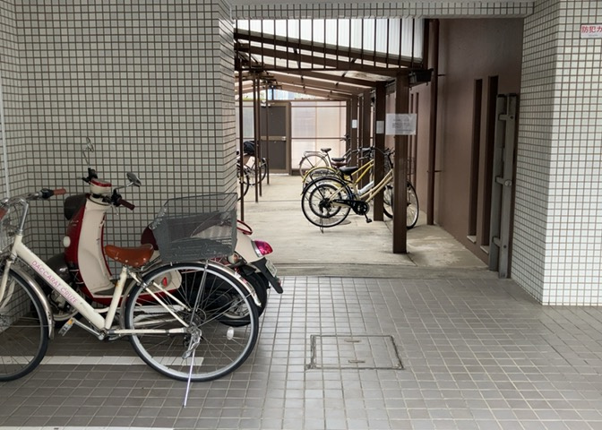 車一台あたりに必要なスペースは、標準サイズの普通自動車で横幅2m50cm、長さ5mは必要になります。ただし、乗降のことも考慮して横幅3m30cm、長さ5m50cmほどは確保できるところを選びましょう。