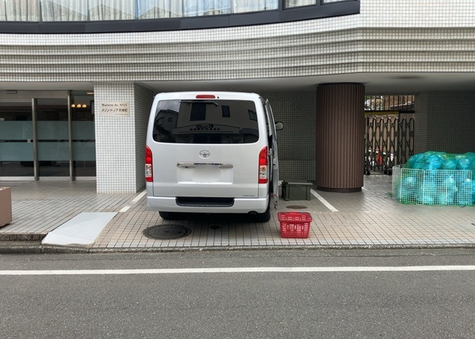駐車場と明記されていても、最小スペースでつくられた駐車場だと大型車は駐車できなかったり、出入りしにくくなったりする可能性があります。お車のサイズと購入したい物件の駐車場のサイズを現地で確認しましょう。