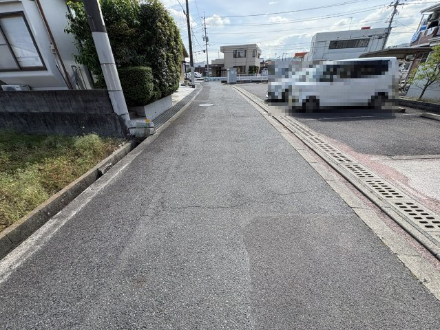前面道路は見通しの良い舗装道路となっており、車の出入りもしやすい環境です。周辺は落ち着いた住宅街で、穏やかな住環境が魅力です。前面道路には下水本管も整備されており、建築計画もスムーズに進められます。
