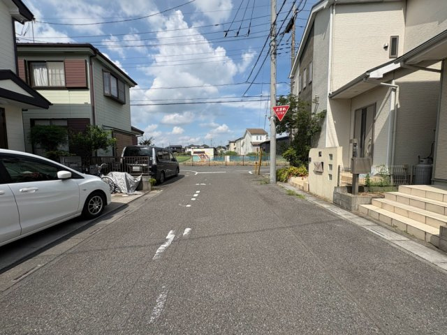■開放感ある北角地・閑静な住宅街　■カースペース2台可能　■4LDK・全居室収納！　■対面式キッチン