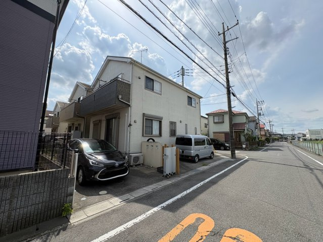 ■開放感ある北角地・閑静な住宅街　■カースペース2台可能　■4LDK・全居室収納！　■対面式キッチン