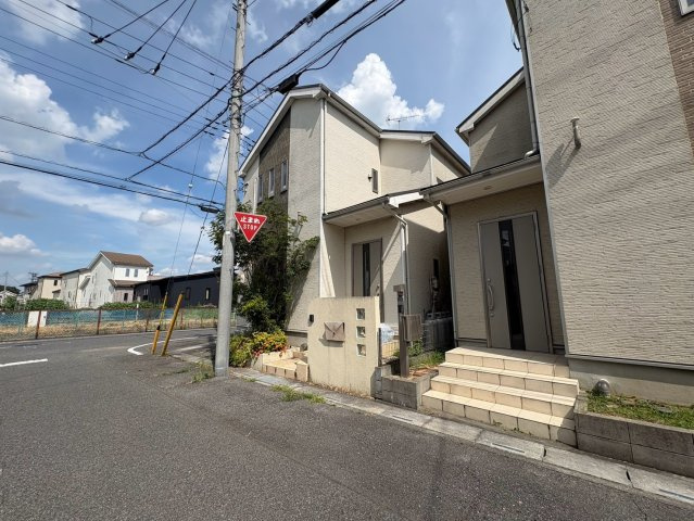 ■開放感ある北角地・閑静な住宅街　■カースペース2台可能　■4LDK・全居室収納！　■対面式キッチン