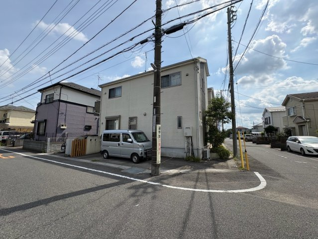 ■開放感ある北角地・閑静な住宅街　■カースペース2台可能　■4LDK・全居室収納！　■対面式キッチン