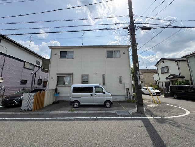 ■開放感ある北角地・閑静な住宅街　■カースペース2台可能　■4LDK・全居室収納！　■対面式キッチン