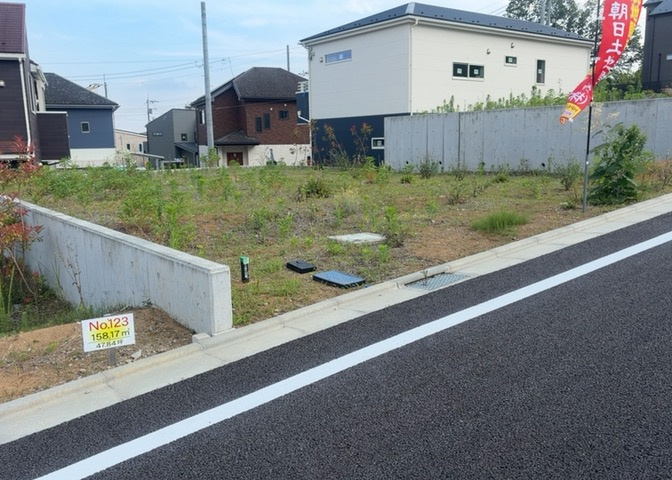 土地の形が極端に長細かったり、狭小地、あるいは道路との高低差がある傾斜地だった場合、後々売ろうとしても買い手がつかない場合もあります。後々、売却することになった時に価値の下がらない土地を選びましょう。