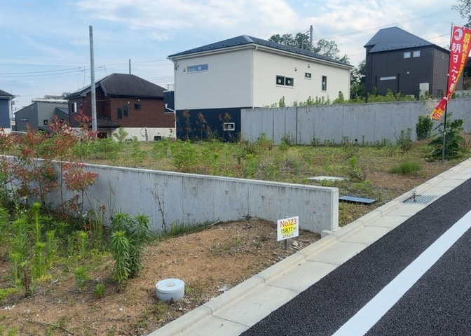 土地の面積＝住宅面積ではありません。建ぺい率の問題などで、土地のある場所によって住宅を建てられる面積は限られています。高さもしかり、「土地」という言葉の中には、建築条件も含まれると考えておきましょう。