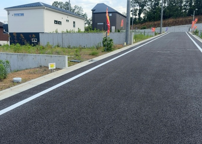 家を建てる場合、方位は要チェックです。現実的に日当たりのよい家ならばリビングは南側、建築基準法でも北側に当たる家への配慮は求められています。土地を見学に行く際は、方位磁針を持って行くようにしましょう。