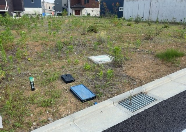 土地の前の道路に消火栓が設置されていることがあります。この場合、道路交通法第45条第1項により、駐車禁止の場所が指定されています。そのため、車庫などの駐車スペースをつくることができない場合があります。
