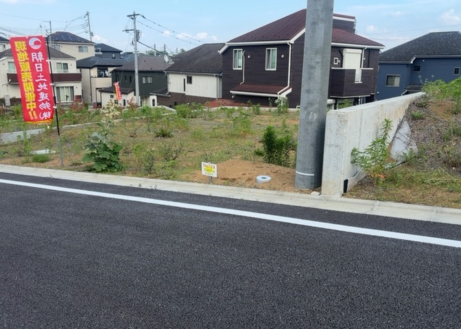 現地に行くなら、物件の周囲の地形がどうなっているかを見ることも大切です。周辺より低くなっている土地では、大雨などで水が集まりやすいため、地盤が弱くなっているということも考えられるため、注意が必要です。