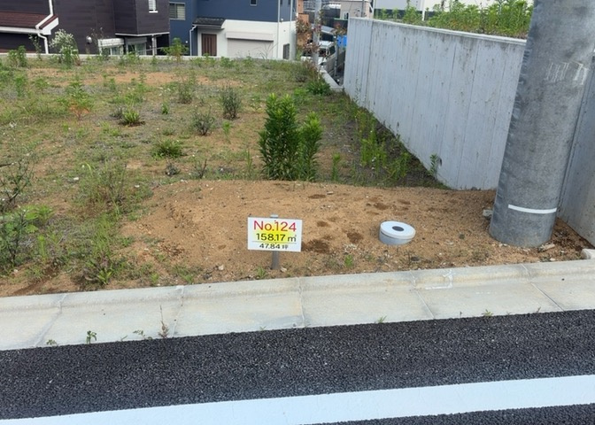 土地購入を検討されている場合、境界杭がない状態で購入してしまうと境界確定測量をする必要があり、費用がかかります。購入の前に、売主、隣土地所有者立ち合いのもと境界を確定し境界杭を設置するのがベストです。