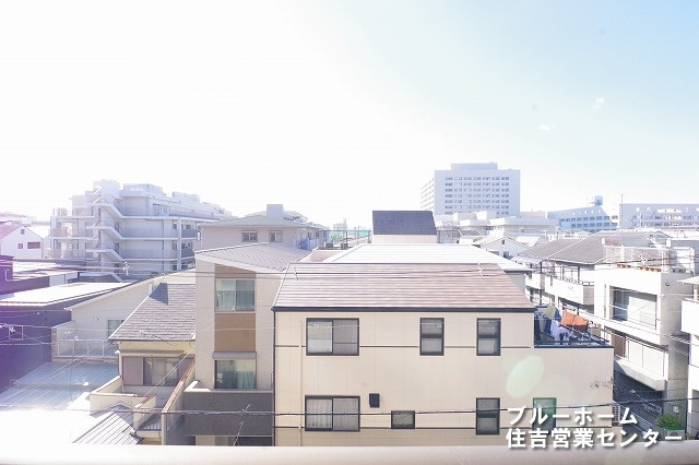 南向きの為、日当たりが良いです！　全面高い建物が無く、抜けております♪