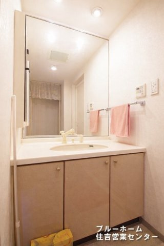 大きい鏡が特長の洗面台です！　※写真はＡＩにより空家をイメージしたものです。