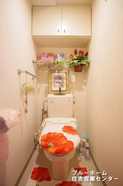 収納棚・温水洗浄便座付きのトイレです！　広々と落ち着いた空間です！