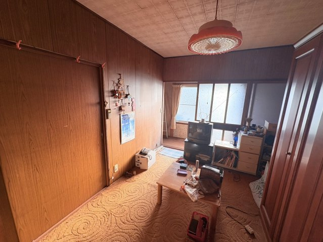 2階の洋室6帖は、家具配置がしやすいシンプルな形状。収納家具も置きやすく、寝室や趣味部屋、書斎など多目的に活用できます。落ち着いた内装で、ゆったりとしたプライベート空間を確保できます。