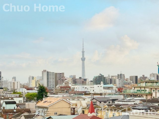 手を伸ばせば、ふれることが出来そうな環境が、そのままインテリアになったような印象です。その豊かな眺望にふさわしい空間には、通風・採光にも優れ、心地よい光と風があふれています