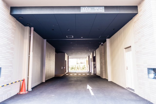 【敷地内駐車場i入口】駐車場は出口と入口が分かれており、スムーズな出入りが可能です！
