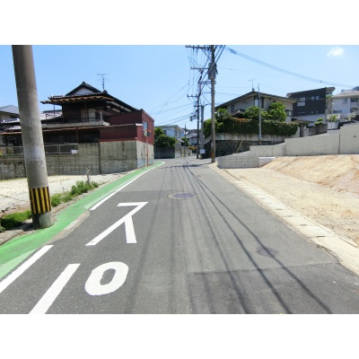 前面道路は幅員約5.94mと、車の出入りもしやすい広さ☆*