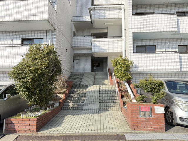 マンション全体の管理状態の良さが伝わる共用空間です。階段とスロープが設けられており、日常の出入りもしやすい設計です。来訪者にも安心感を与える、落ち着いた雰囲気のエントランスとなっています。