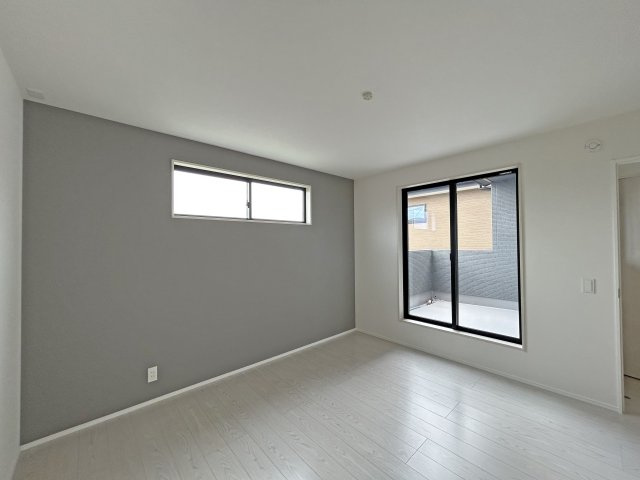 2階7.5帖の洋室、WIC完備。バルコニーに面した明るいお部屋です　