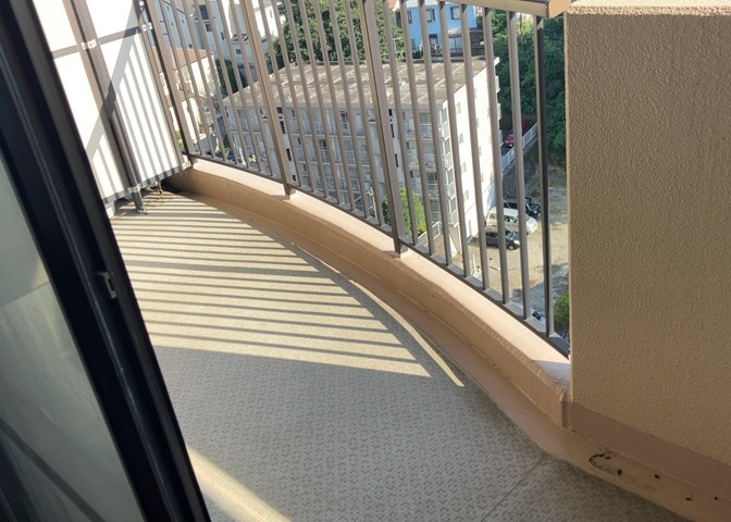 南向きで日当たり良好なバルコニーです。洗濯物や布団を一度にたくさん干すことができる広さを備えています。最上階の10階に位置するため前面の遮るものが少なく、爽やかな風が吹き抜ける心地よい空間です。