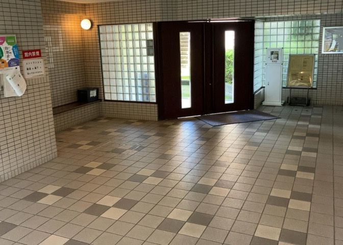 マンションの顔となる清潔に維持されたエントランスです。巡回管理体制により清掃が行き届いており、居住者を温かく迎え入れます。座間市南栗原の閑静な住宅街に佇む本物件の安心感ある共用アプローチです。