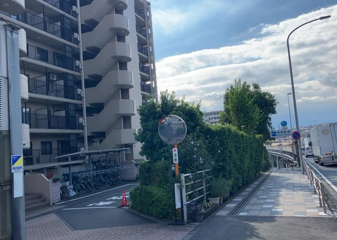 神奈川県座間市南栗原2丁目に位置する本物件の現況写真です。現在は空家となっており、実際の室内や陽当たり、周囲の住環境などをじっくり現地でご確認いただけます。詳細についてはお気軽にご相談ください。