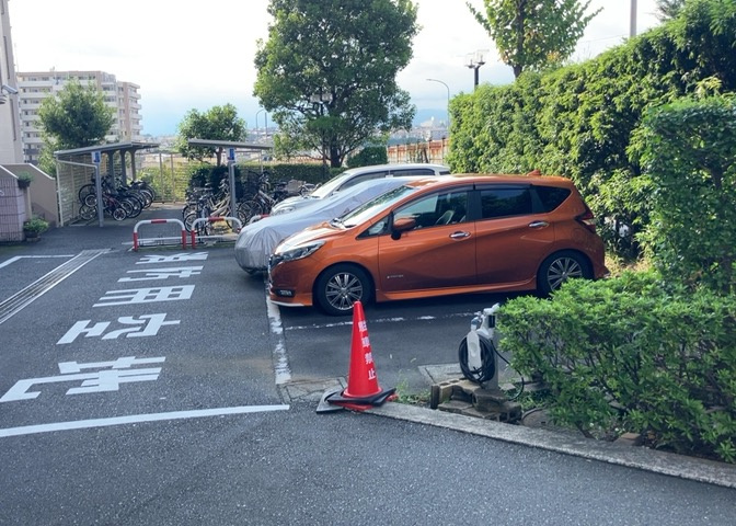 敷地内に設けられた平面駐車場スペースです（月額9，000円、現在の空き状況は要確認）。前面道路も整備されており、車の入庫や出し入れがスムーズに行える配置になっている点が非常に魅力的です。