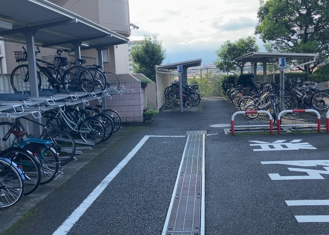 敷地内に完備された屋根付きの駐輪場です。利用料金は月額0円で現在空きがございます。自転車を利用して相鉄本線さがみ野駅へアクセスする方や、近隣のスーパーへの買い物時にも非常に便利に活用できます。