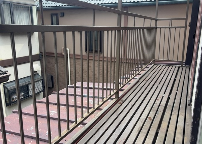 バルコニーは、室外の専用スペースのうち、「屋根がなく開放された空間」であるものを指します。ベランダより広いタイプのものが多く、日当たりもよいため家庭菜園などを楽しみたい人にとって適した環境となります。