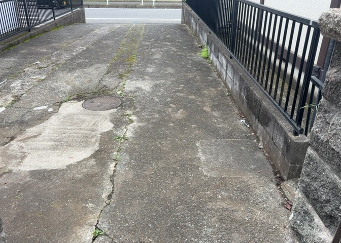 駐車場と明記されていても、最小スペースでつくられた駐車場だと大型車は駐車できなかったり、出入りしにくくなったりする可能性があります。お車のサイズと購入したい物件の駐車場のサイズを現地で確認しましょう。