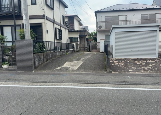 住宅用の土地では前面道路に2m以上接していなければならないと法律で定められています。しかし、お持ちの車のサイズやライフスタイルなどにより、2mでは利便が悪い場合もございますので、事前に確認しましょう。