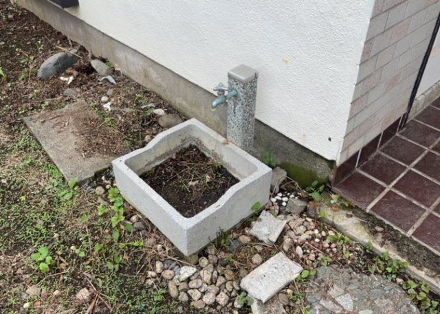 敷地内に散水栓や立水栓があると便利です。水道水を直接利用できるため、水を運ぶ手間を省くことが出来ます。大量の水を必要とする洗車作業や清掃などに役立ちます。その他設備とあわせて、現地でご確認ください。