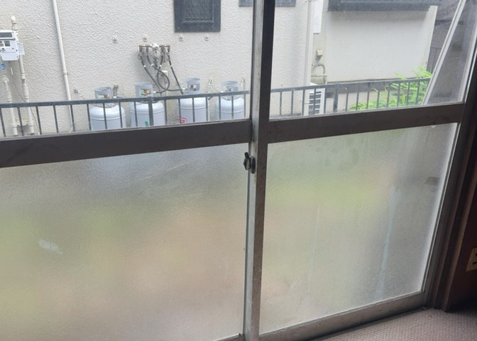 サッシは、ガラス窓に使用される金属製の窓枠です。一般的に住宅建築では、金属製建具工事の段階でガラス類・玄関などと同時に設置されます。種類や構造により断熱性能や遮音性能が異なるので現地でご確認ください。