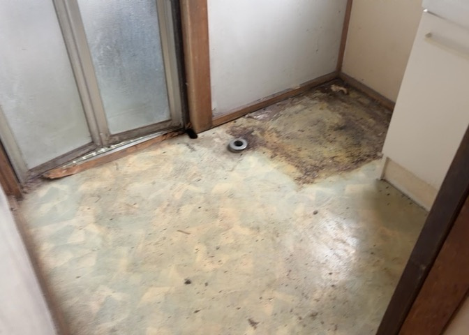 多くの戸建て住宅で見かける洗面脱衣所は、洗面台と洗濯機が2畳ほどのスペースに並べられていて、洗面所が脱衣所を兼ね備えている間取りが一般的です。お客様が利用することもある、パブリックな空間でもあります。