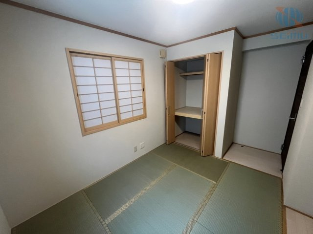 【和室】　1階　約5.7帖の和室。客間やお子様の遊び場、くつろぎ空間として多目的にご活用いただけます。