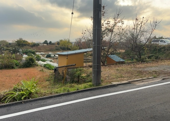 土地の面積＝住宅面積ではありません。建ぺい率の問題などで、土地のある場所によって住宅を建てられる面積は限られています。高さもしかり、「土地」という言葉の中には、建築条件も含まれると考えておきましょう。