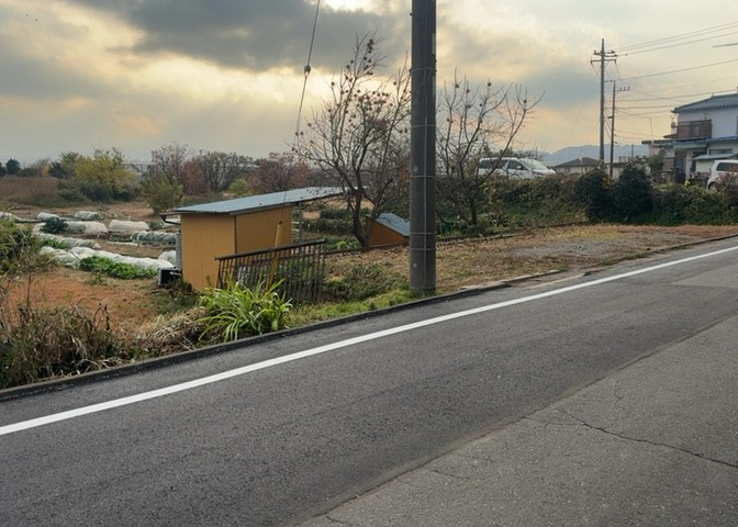 家を建てる場合、方位は要チェックです。現実的に日当たりのよい家ならばリビングは南側、建築基準法でも北側に当たる家への配慮は求められています。土地を見学に行く際は、方位磁針を持って行くようにしましょう。