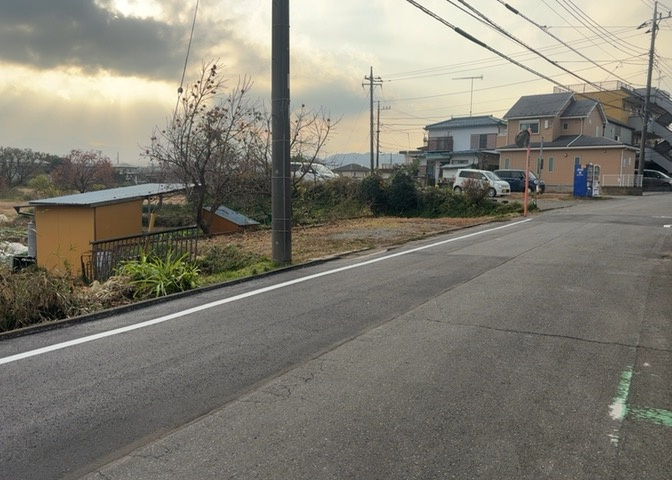 土地を買う際、住む地域の自治体や福祉の補助制度にも注目してみましょう。子供や老人の医療補助やゴミ出しのルールなど、自治体によってルールに大きな違いがあるため、暮らしやすい土地で判断するとよいでしょう。