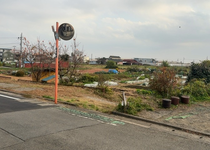 現地に行くなら、物件の周囲の地形がどうなっているかを見ることも大切です。周辺より低くなっている土地では、大雨などで水が集まりやすいため、地盤が弱くなっているということも考えられるため、注意が必要です。