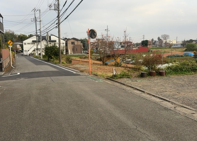 隣家の土地はどうなっているのか、生活利便施設が近くにあるのか、学校まで近いかなど、お客様のライフスタイルにあわせたイメージが重要です。また、近くにあると困る施設が近くにないかも確認するといいでしょう。