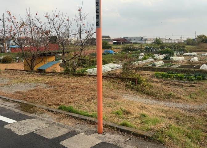 土地購入を検討されている場合、境界杭がない状態で購入してしまうと境界確定測量をする必要があり、費用がかかります。購入の前に、売主、隣土地所有者立ち合いのもと境界を確定し境界杭を設置するのがベストです。