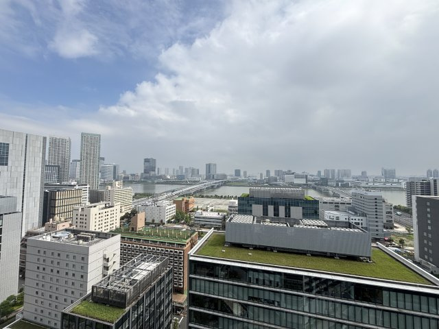 運河、新豊洲、有明方面を望む
