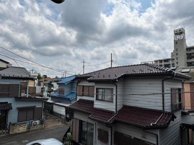 周囲に高い建物がなくのびやかな眺望が広がる心地よい住環境。窓を開ければ自然の風が通り抜け開放感ある暮らしを楽しめます。　