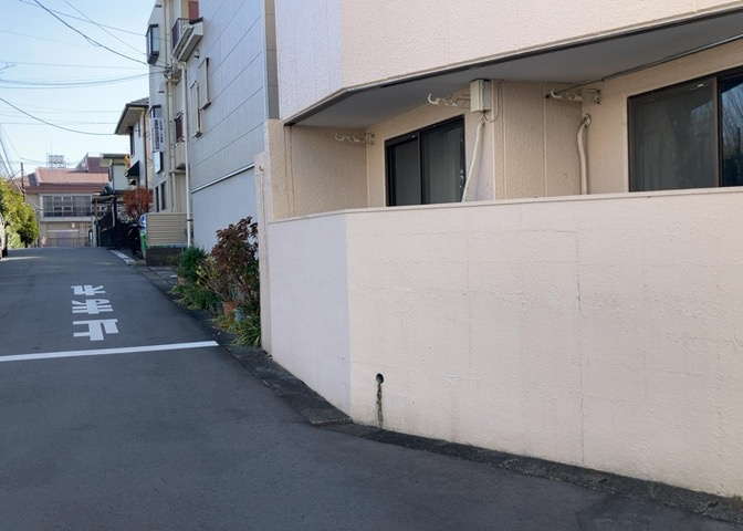 物件によっては、入居者が個人的に使用できる専用庭がついているものもあります。また、住宅の中にある土間の部分を庭と呼ぶこともあります。庭の用途は住む人によって変わり、それによってデザインもさまざまです。